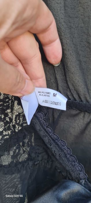 Peniuar ze stringami M PASSION czarne koronka, w oryginalnym kartoniku