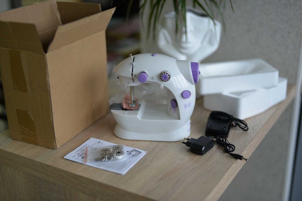 Електрична швейна машинка 6V  з аксесуарами