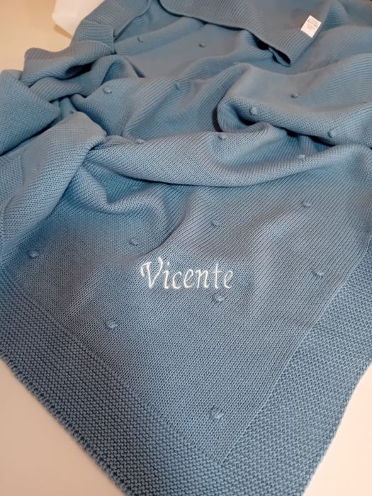 Manta com o nome do bebé bordado