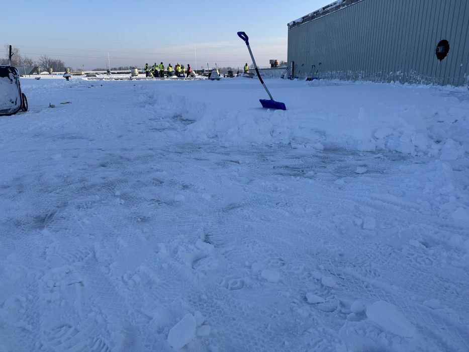 Ekipa odśnieżająca dachy