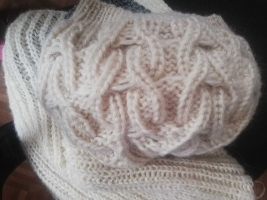 Шапка, берет  вязаный из теплой пряжи