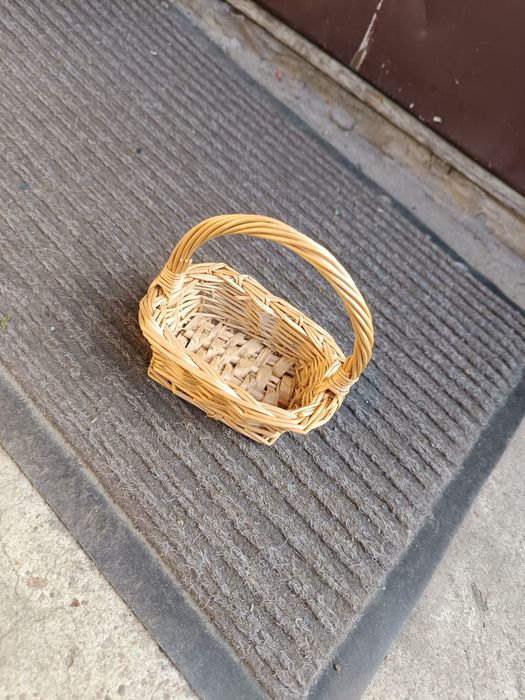 Mały koszyk wiklinowy dla lalki