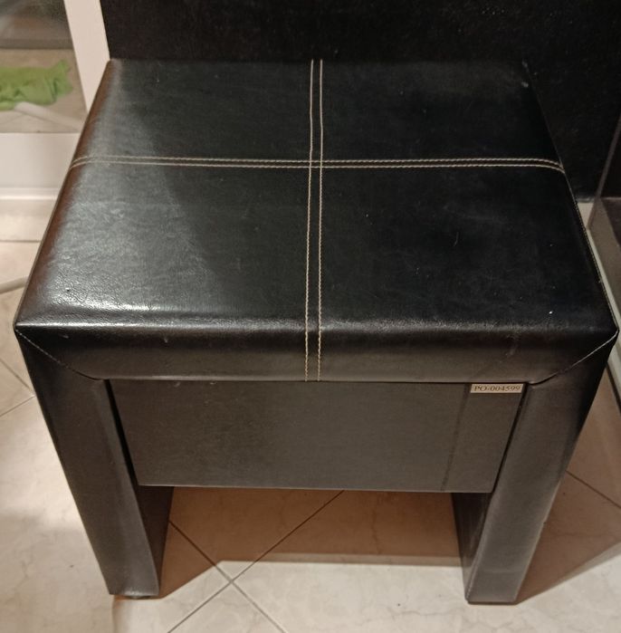 1 mesa de cabeceira preta estilo moderno