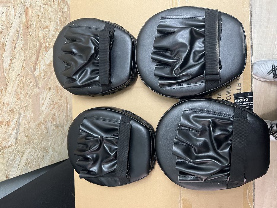 Luvas e escudos de boxe