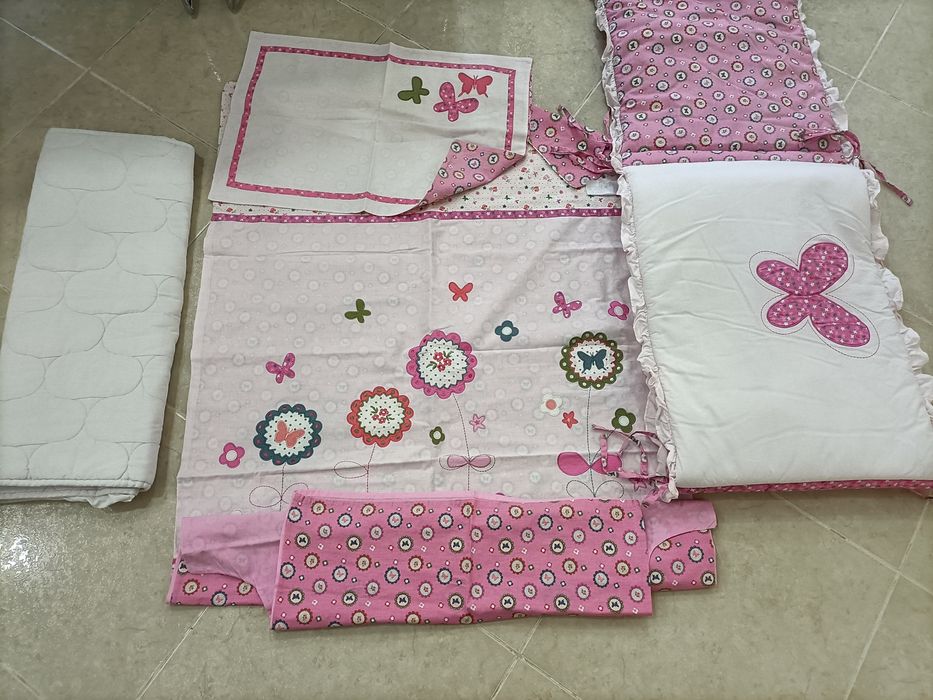 Cama de bebé branca do IKEA mais coisas