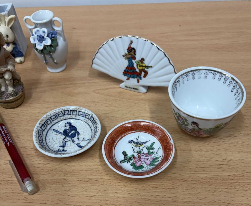 Lote 9 Miniaturas Porcelana/Cerâmica (Jarras, Figuras, Pratos)