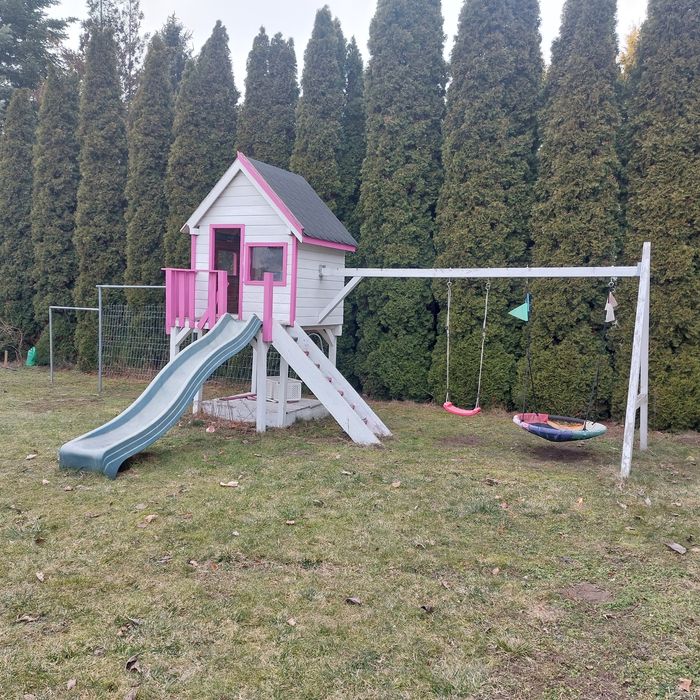 Domek dla dzieci że zjeżdżalnia i hustawka