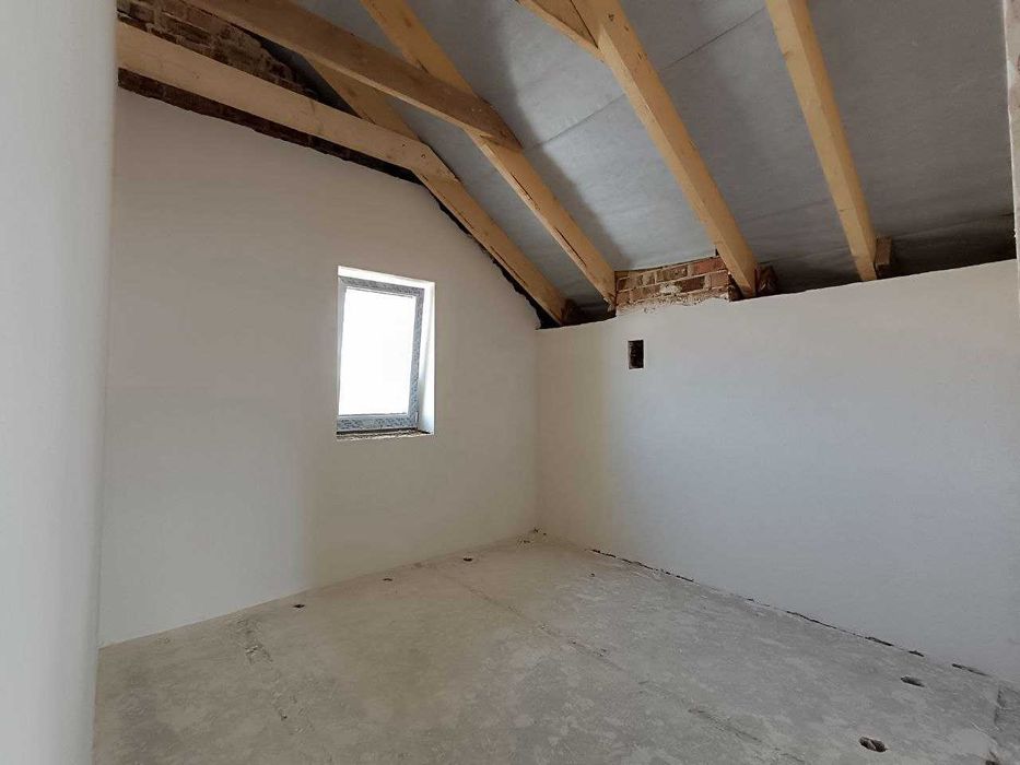 Продається особняк з прямокутною ділянкою, всі комунікації міські.