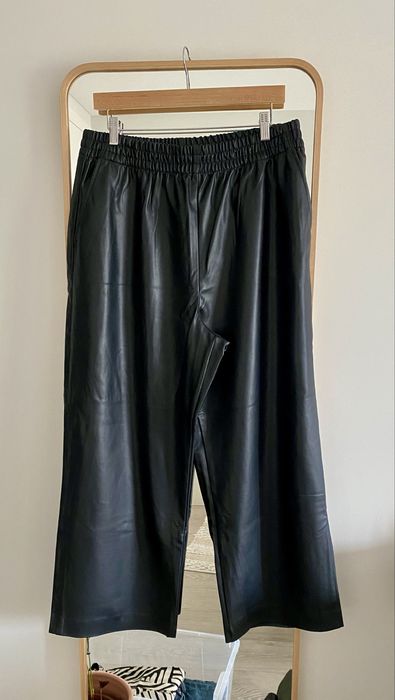 Calças wide leg da Oysho a imitar pele