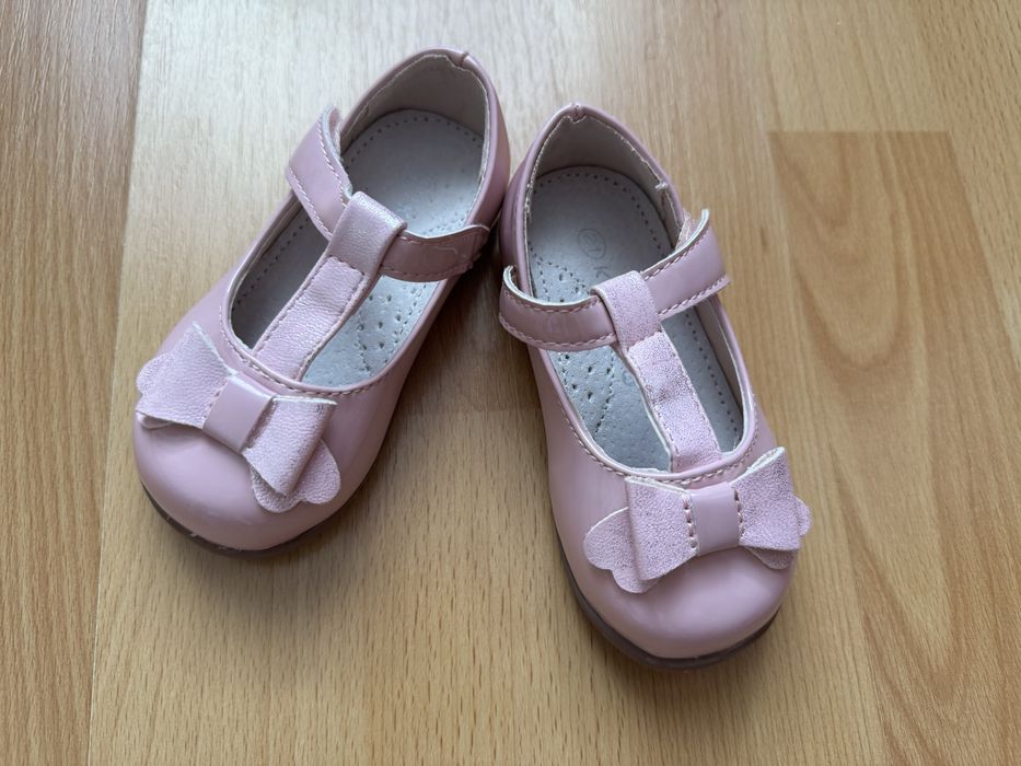 Рожеві туфлі для дівчинки