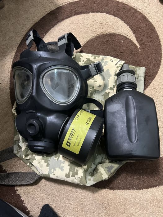 Противогаз з фільтром та флягою в камуфляжному чохлі