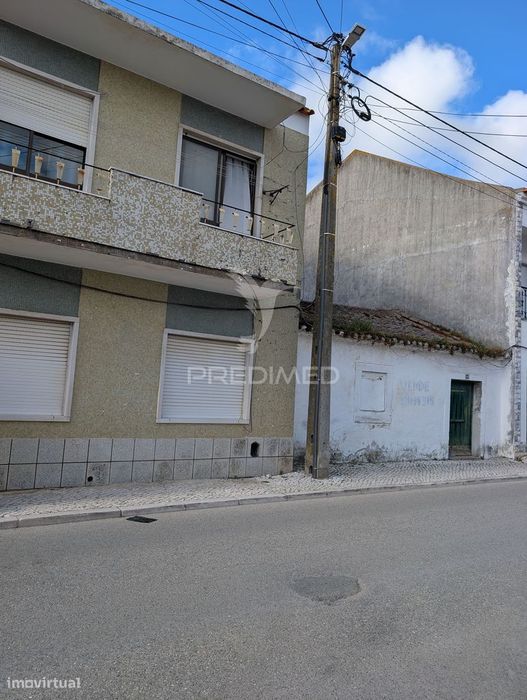 Moradia Bi-familiar para reconstrução