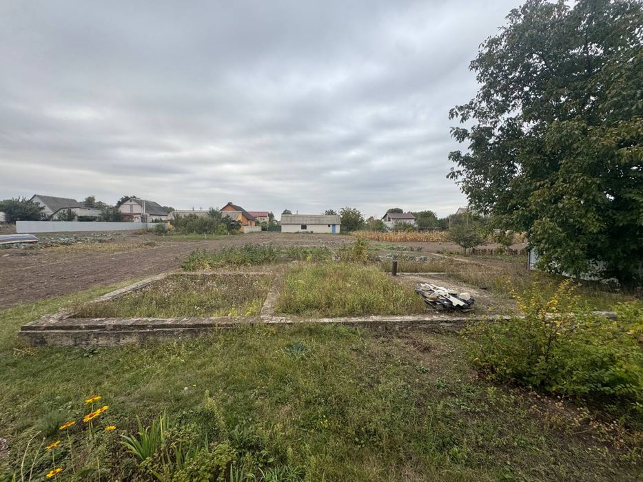 Земельна ділянка 10 соток з незавершеним будівництвом