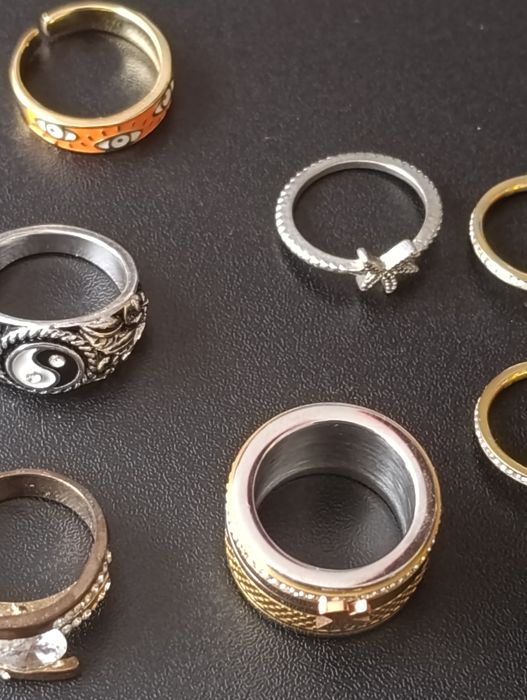 Conjunto de vários anéis e brincos