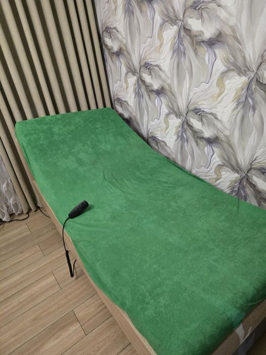 Łóżko ze stelażem elektrycznym, regulowane