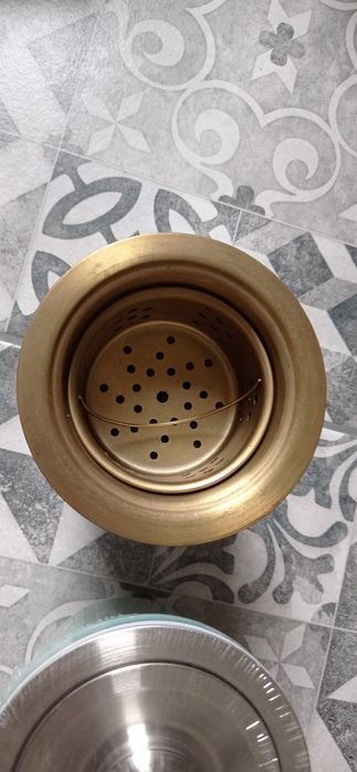 Złote i Srebrne sitko do zlewu zlewozmywaka z sitkiem