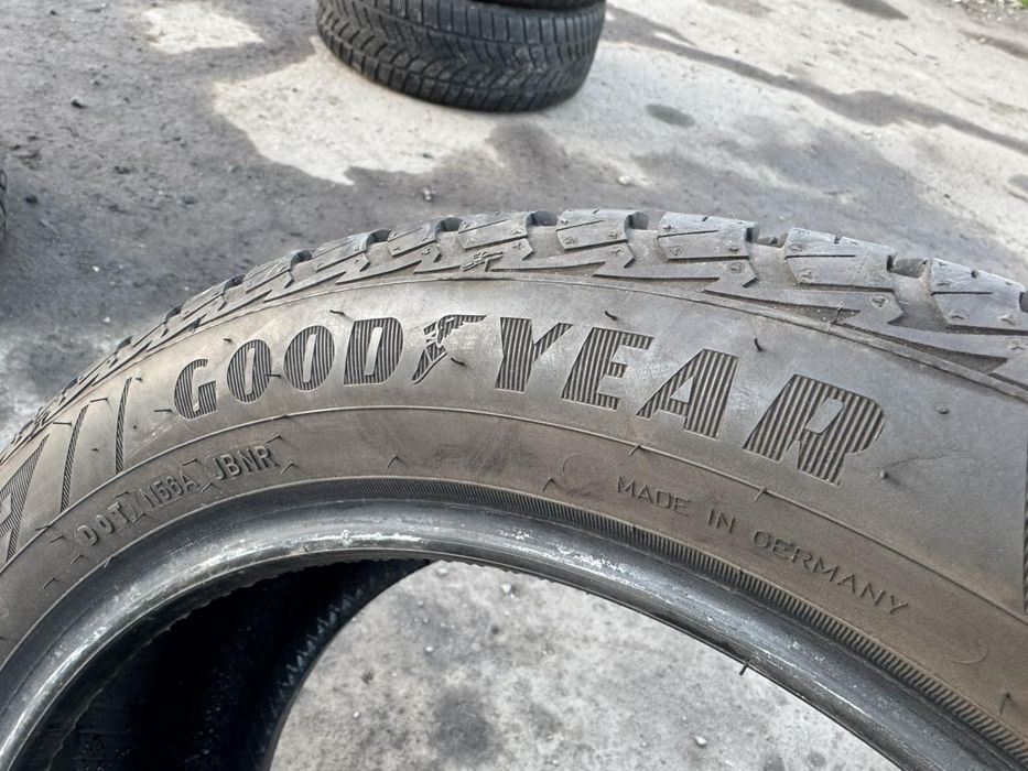 Всесезонні шини Goodyear 215/50 R17