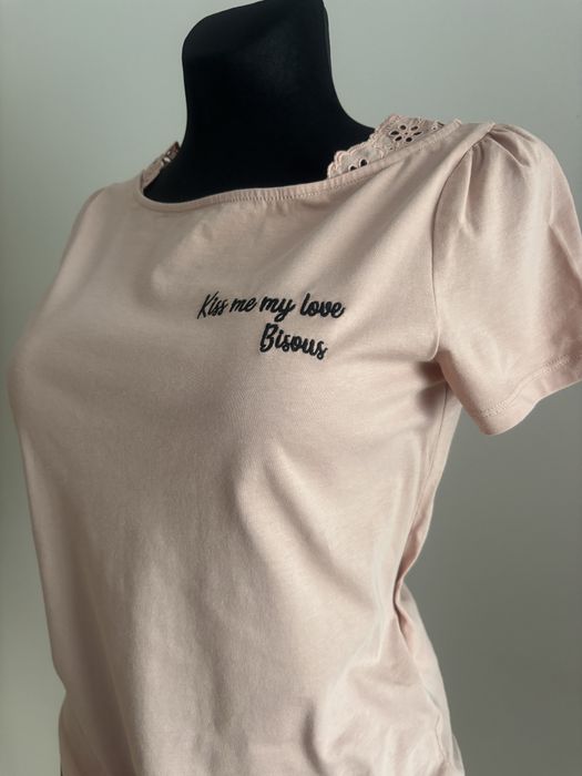 T-shirt z ozdobną koronką przy ramionach