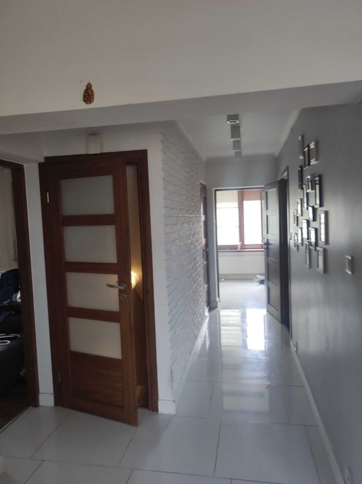 Przestronny dom do wynajęcia w spokojnej okolicy - komfort i spokój.