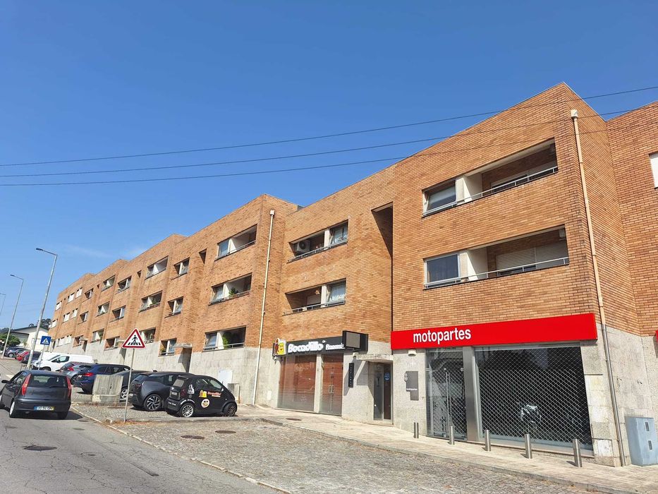 Apartamento T2 Com Garagem Para Arrendamento Em Astromil, Paredes