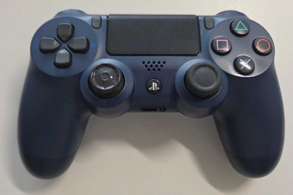 PS4 1TB + 2 comandos + 5 jogos | usada em excelente estado