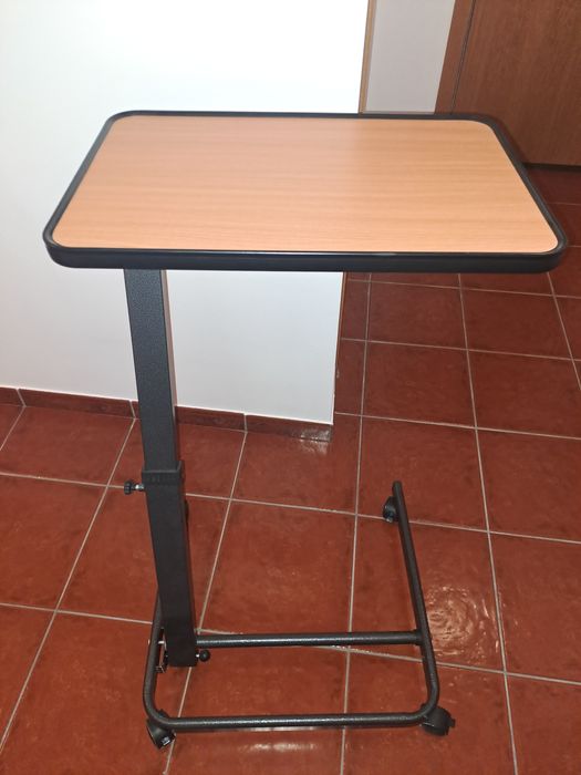 Mesa de apoio com rodas nunca utilizada
