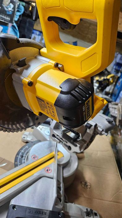 Ukośnica z posuwem DeWalt DCS365 18V 185MM bez akumulatora