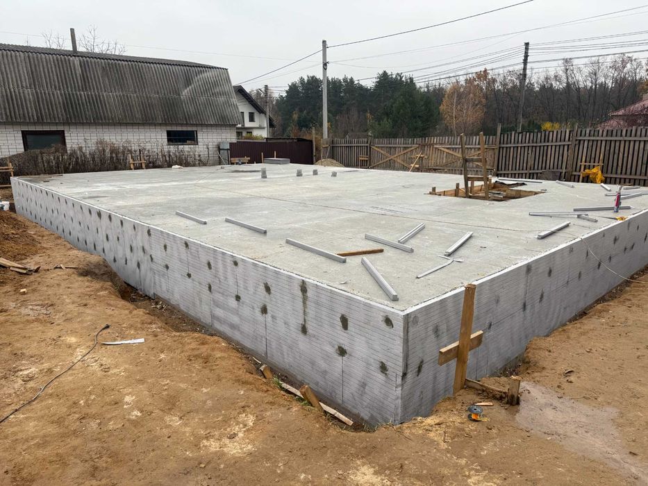 Фундамент. Кладка газоблоку, цегли. Покрівельні роботи.