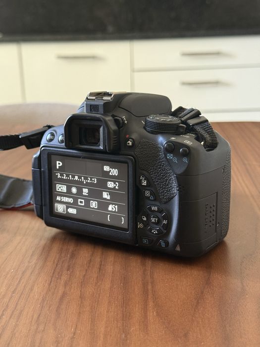 Canon EOS 700D (corpo+objetiva)