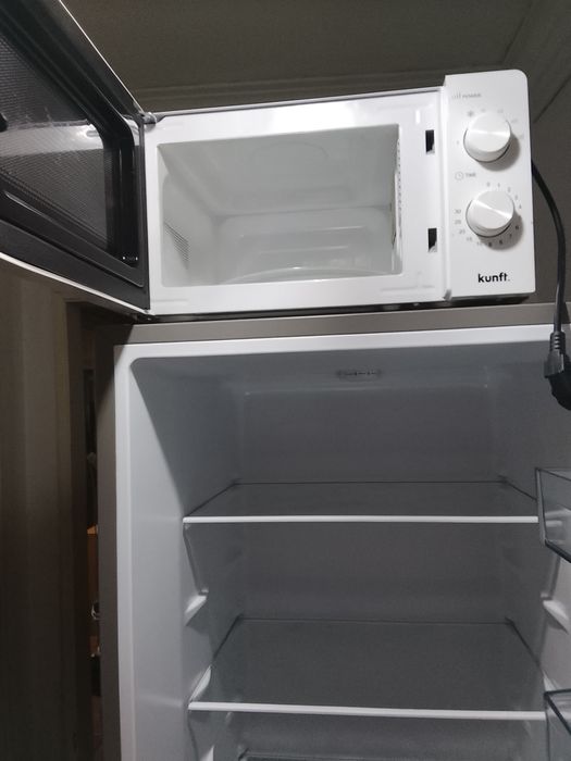 Frigorífico combinado praticamente novo e microondas para venda...os dois juntos para venda...