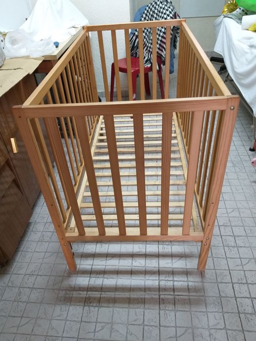 Berco em pinho. Bebe.
