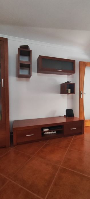 Sala completa com móveis de parede, TV, chão e centro.