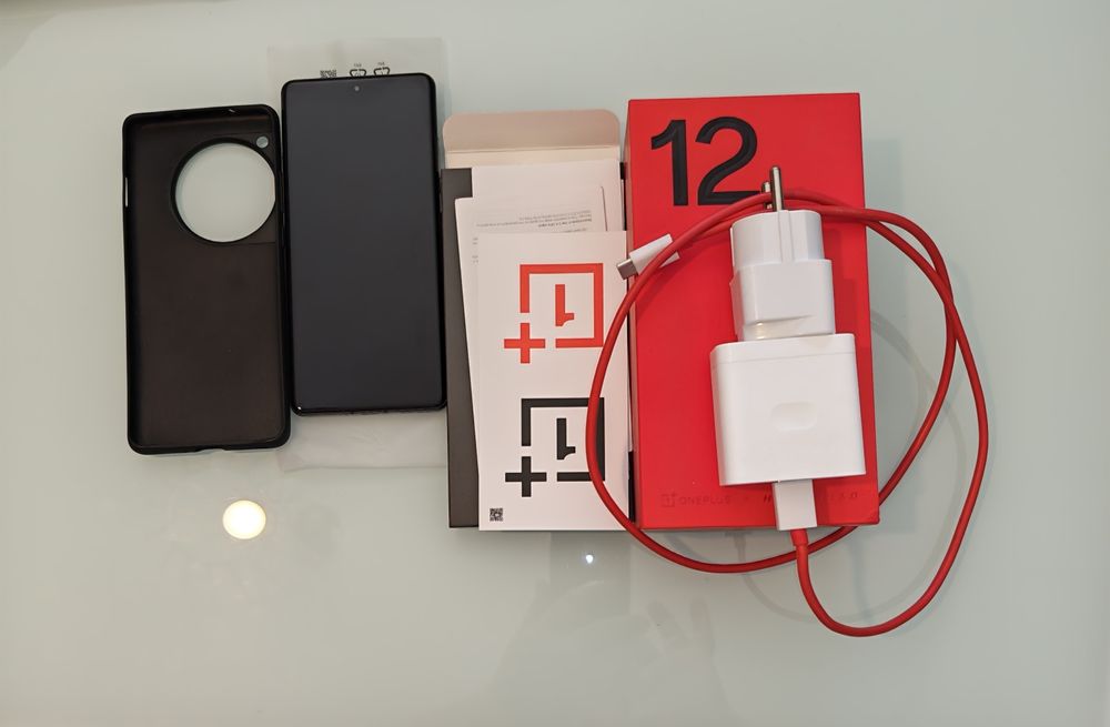 OnePlus 12 Silky Black (16GB RAM / 512GB) — Como Novo com Caixa Original