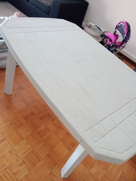 Mesa branca em plástico