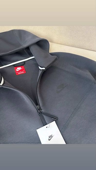 Nike tech fleece ( S )