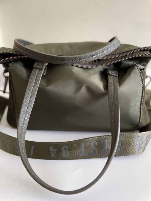 Carteira em nylon e suede de cor verde e nobuck