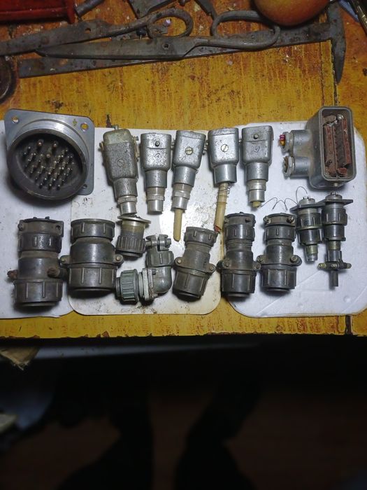 Соединения, штекера ,розетки разные.