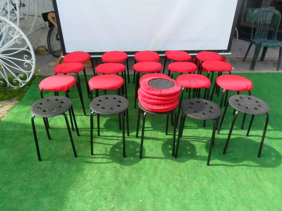 Bancos metálicos com cobertura almofadada - empilháveis