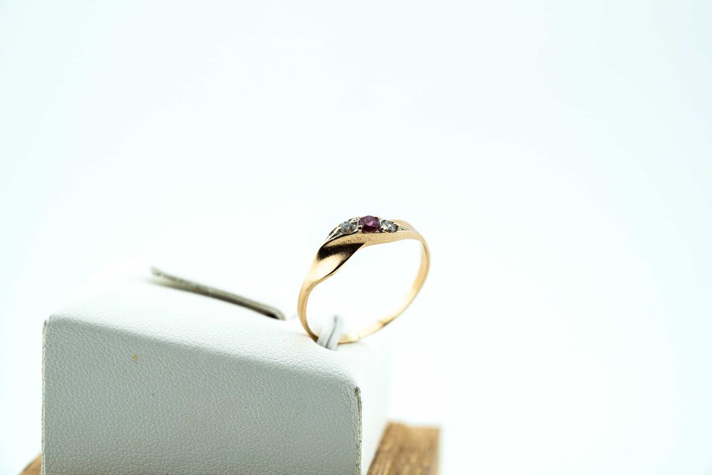 Pierścionek w stylu vintage złoto 583 różowe oczko jak rubinek