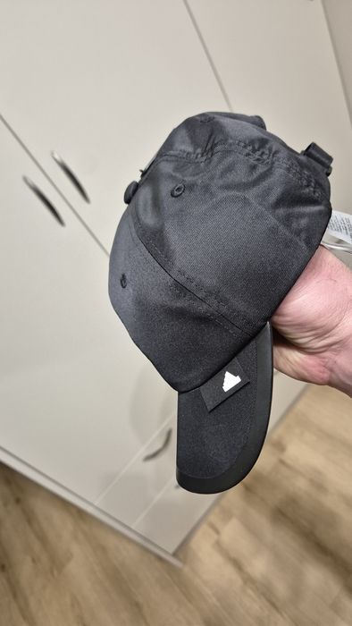 Nowa czapka z daszkiem Adidas