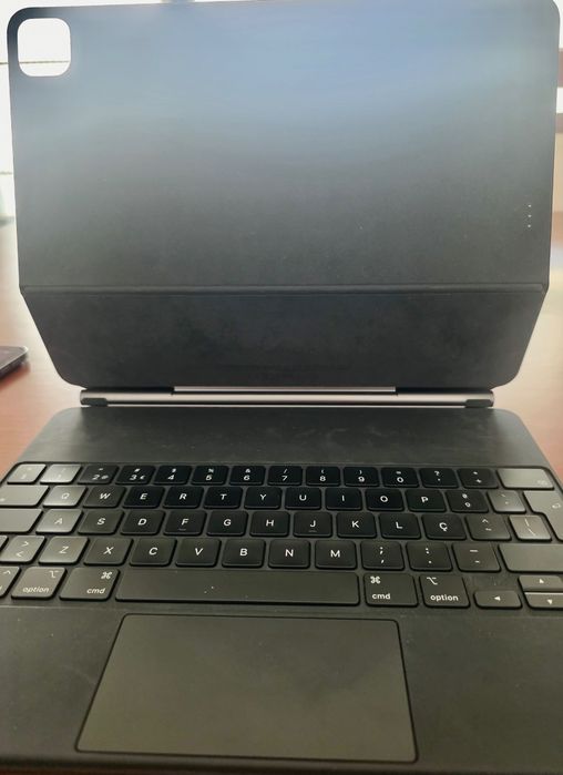 iPad Pro (12,9") (4.ª Geração) + capa com teclado + Pencil Apple