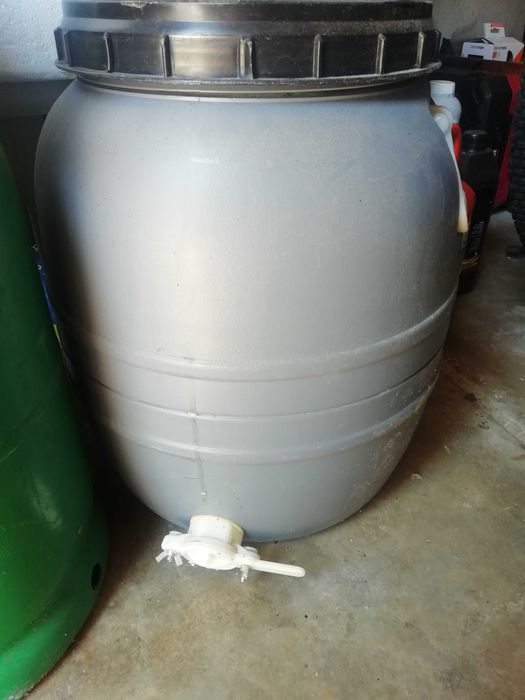 Vendo depósito para mel, por excelente preço.
