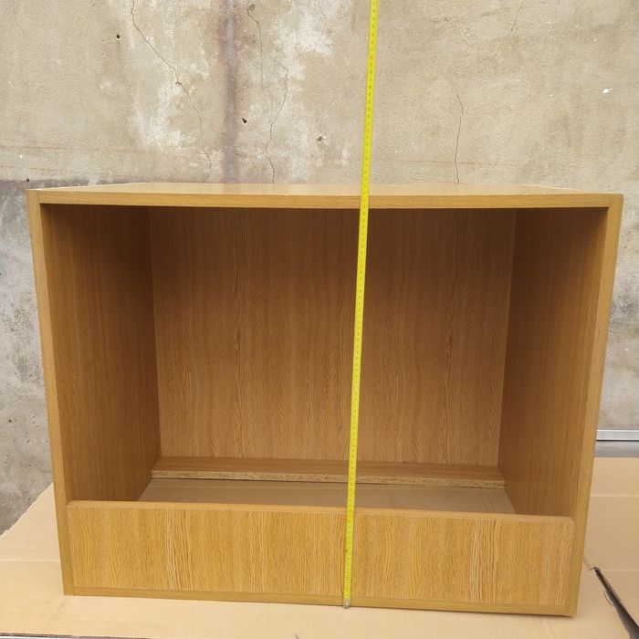 Estantes para exposição ou para outras utilidades.