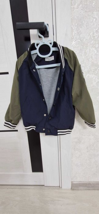 Ціна за всі три!Верхній одяг:курточка,джинсовий піджак,вітровка