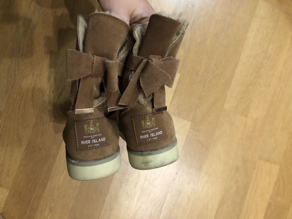 Botas com pêlo castanhas