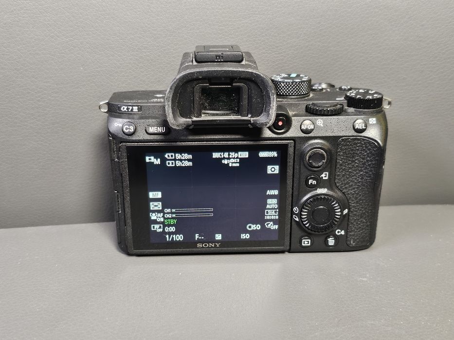 Sony Alpha A7 III Body (пробіг до 4000 кадрів) + клітка SmallRig