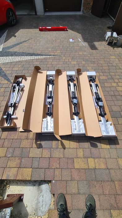 Bagażnik dachowy z uchwytami rowerowymi