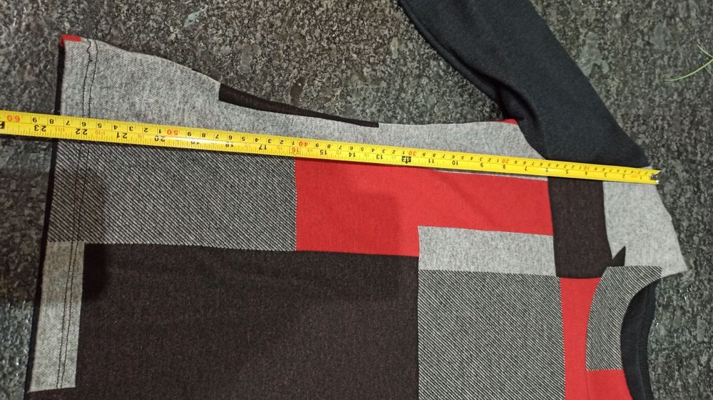 Sweter czarno - czerwony rozmiar M/L