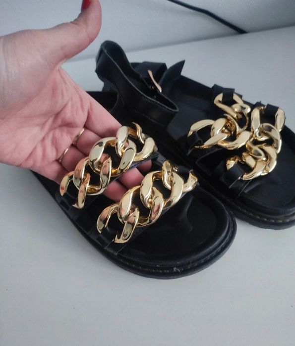 Sandały z łańcuchem