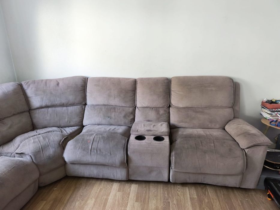 Sofá modular reclinável com consola incorporada e suporte para copos.